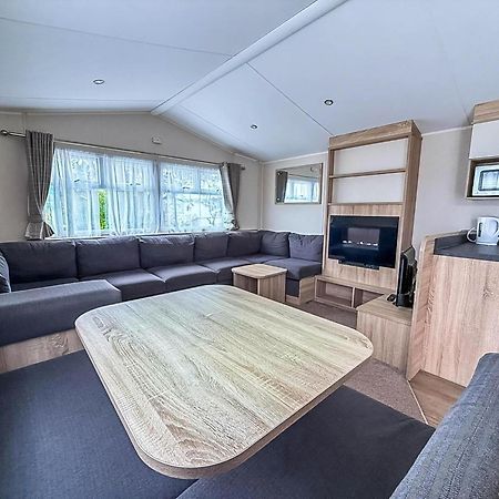Lovely Caravan With Decking And Outside Furniture At Broadland Sands Ref 20113Bs Hopton on Sea Eksteriør bilde