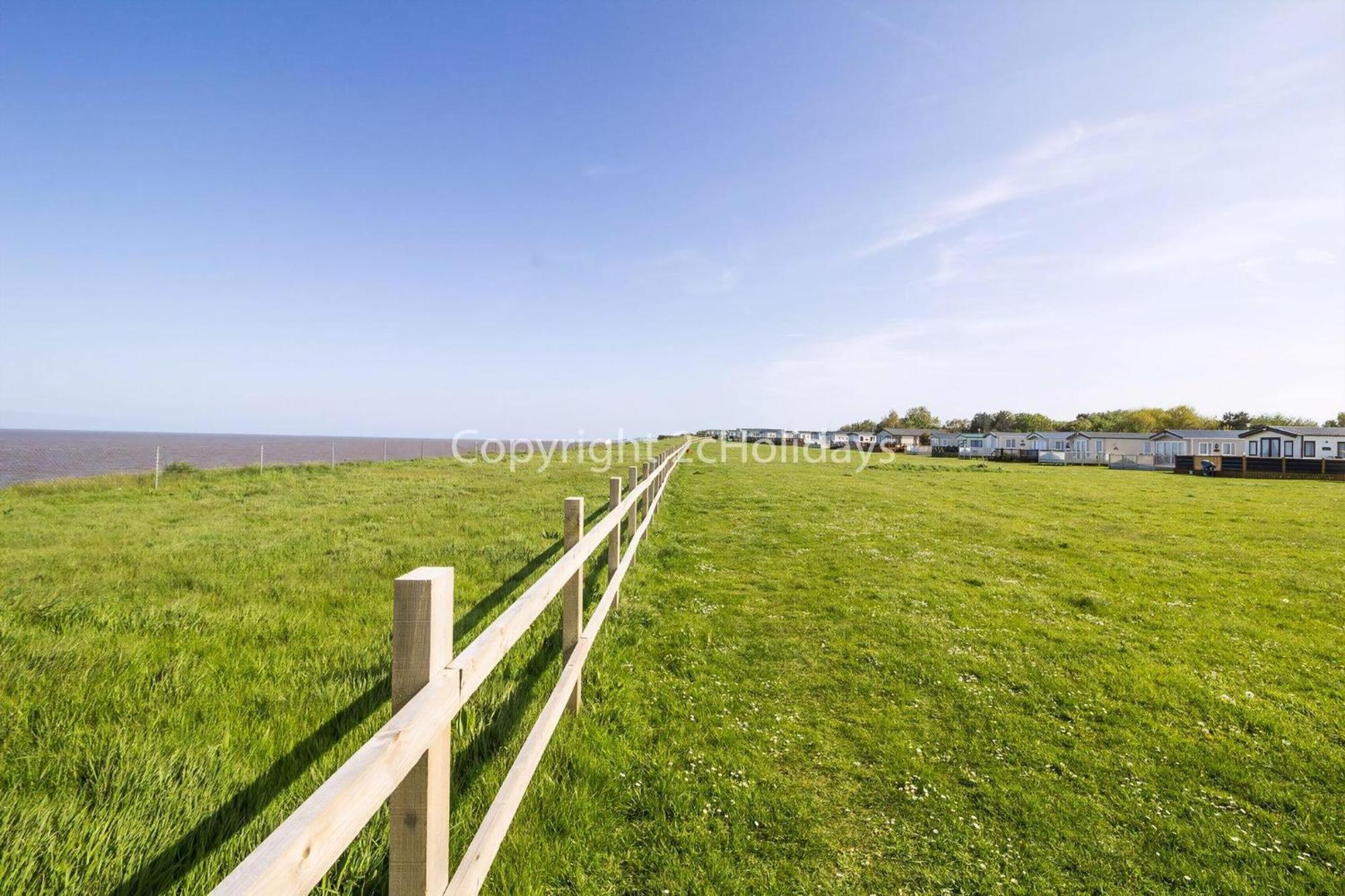 Lovely Caravan With Decking And Outside Furniture At Broadland Sands Ref 20113Bs Hopton on Sea Eksteriør bilde