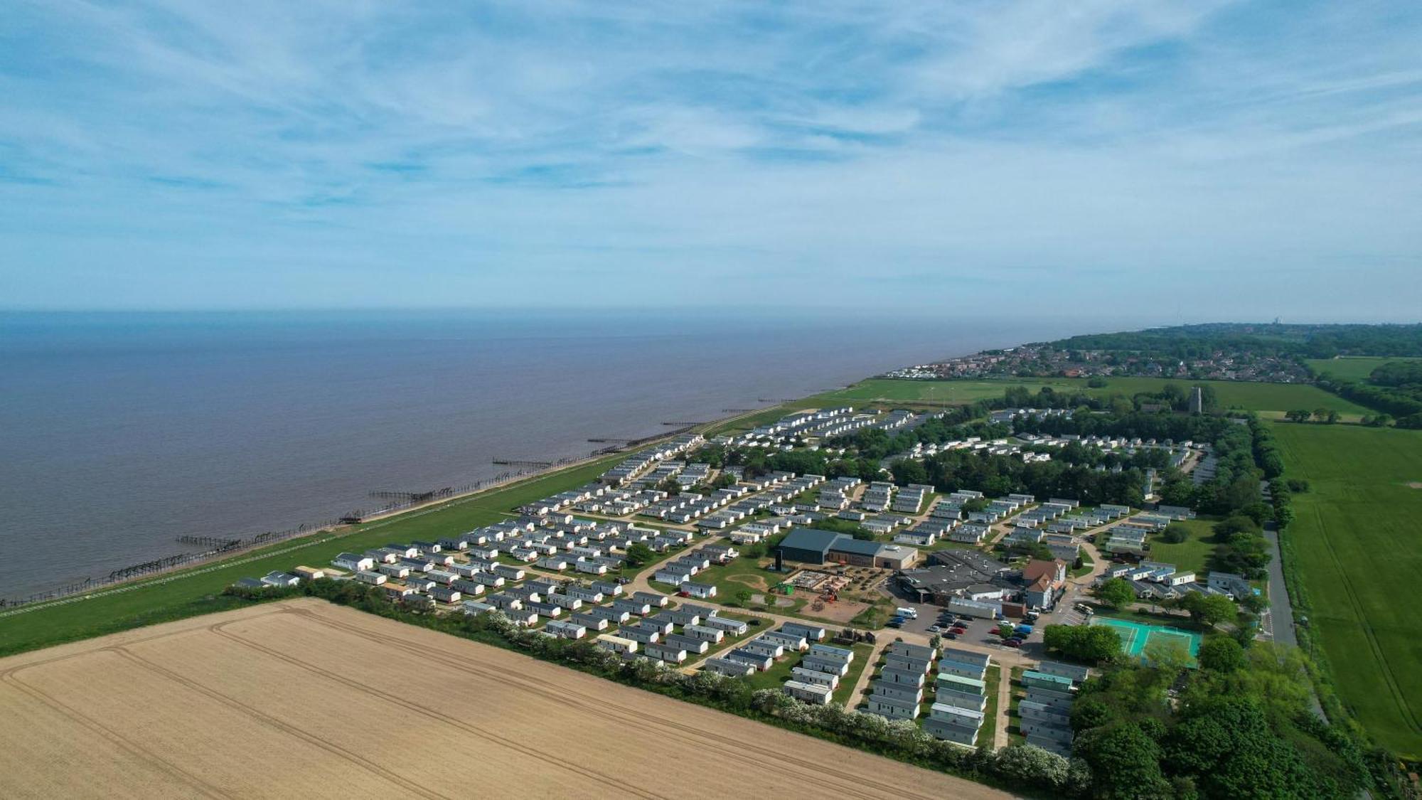 Lovely Caravan With Decking And Outside Furniture At Broadland Sands Ref 20113Bs Hopton on Sea Eksteriør bilde