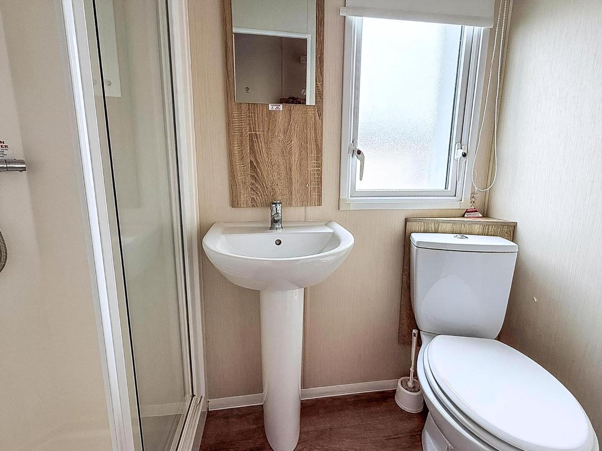 Lovely Caravan With Decking And Outside Furniture At Broadland Sands Ref 20113Bs Hopton on Sea Eksteriør bilde