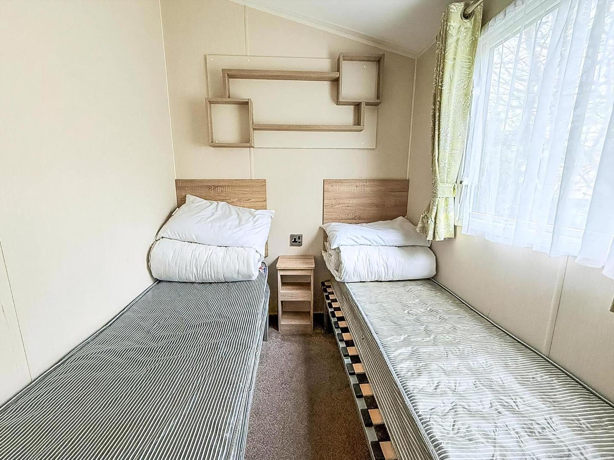 Lovely Caravan With Decking And Outside Furniture At Broadland Sands Ref 20113Bs Hopton on Sea Eksteriør bilde