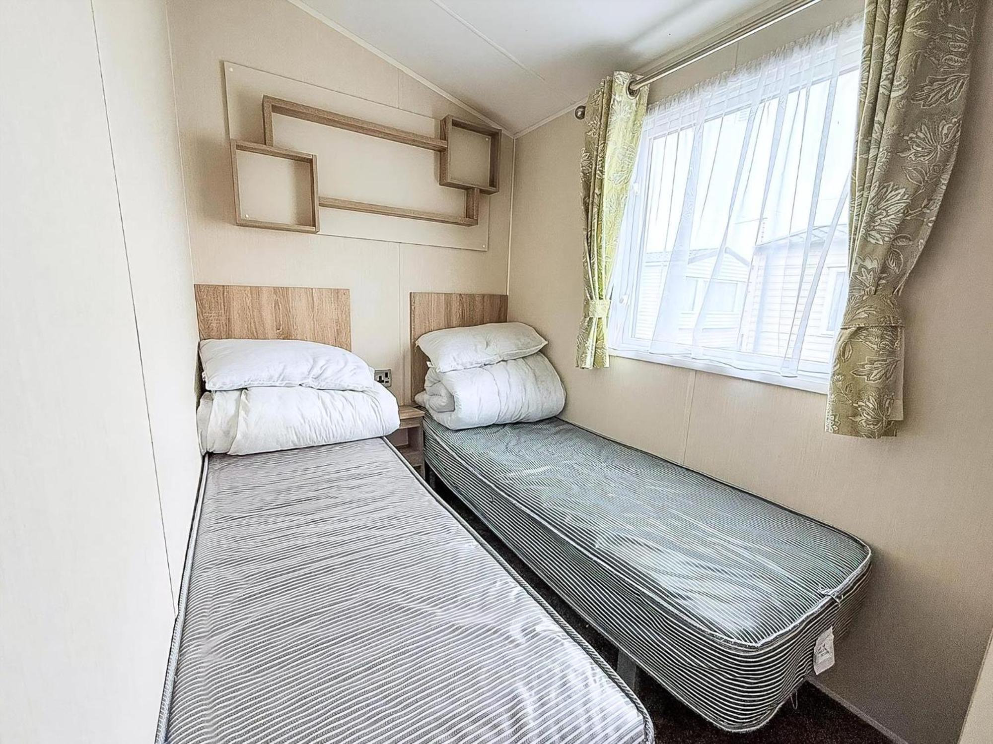 Lovely Caravan With Decking And Outside Furniture At Broadland Sands Ref 20113Bs Hopton on Sea Eksteriør bilde