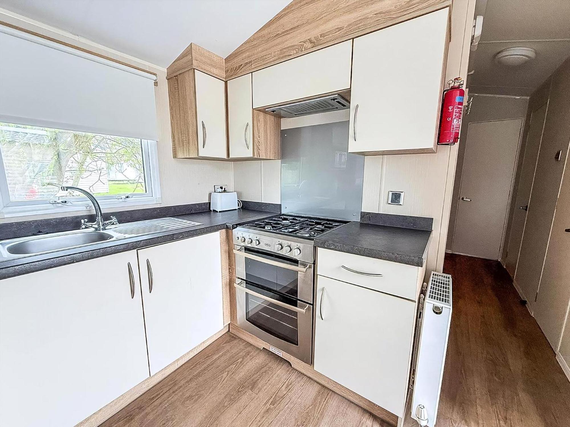 Lovely Caravan With Decking And Outside Furniture At Broadland Sands Ref 20113Bs Hopton on Sea Eksteriør bilde